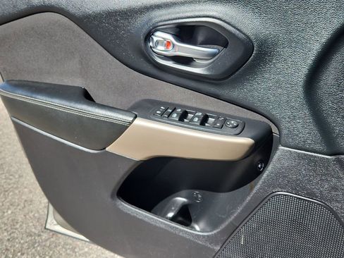 Used 2017 Jeep Cherokee Sport w/ Cold Weather Group image 9