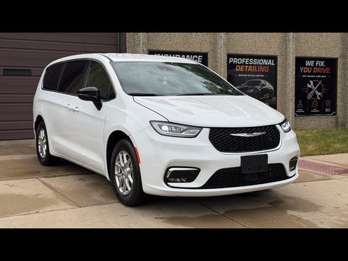 Used 2026 Chrysler Pacifica Select FWD image 1