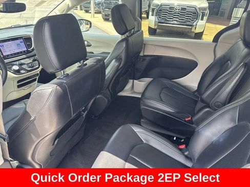 Used 2024 Chrysler Pacifica Limited FWD image 16