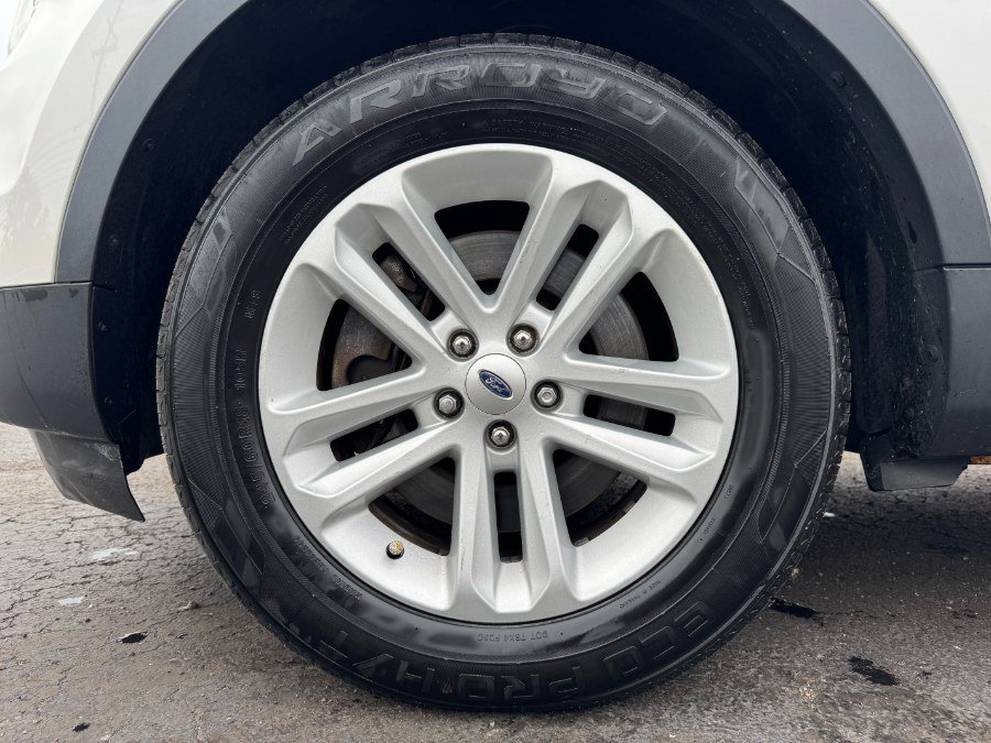 Used 2014 Ford Explorer XLT w/ Equipment Group 202A AWD/4WD image 13