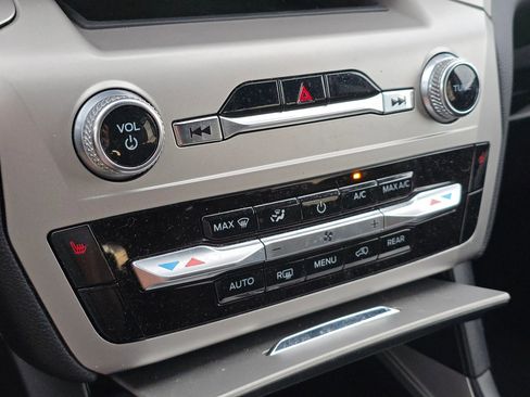 Used 2022 Ford Explorer XLT image 28