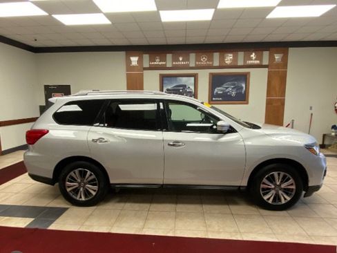 Used 2019 Nissan Pathfinder SL AWD/4WD image 6