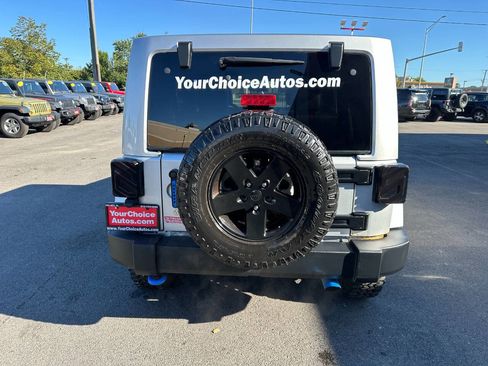Used 2012 Jeep Wrangler Unlimited Sahara image 4