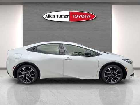 New 2026 Toyota Prius Plug-In Hybrid FWD image 5