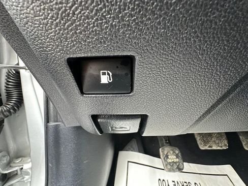 Used 2022 Toyota Prius LE image 17