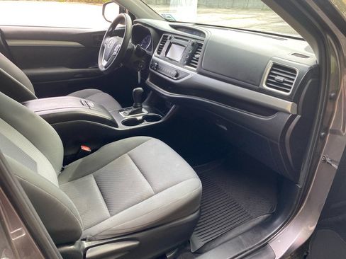 Used 2019 Toyota Highlander LE AWD/4WD image 25