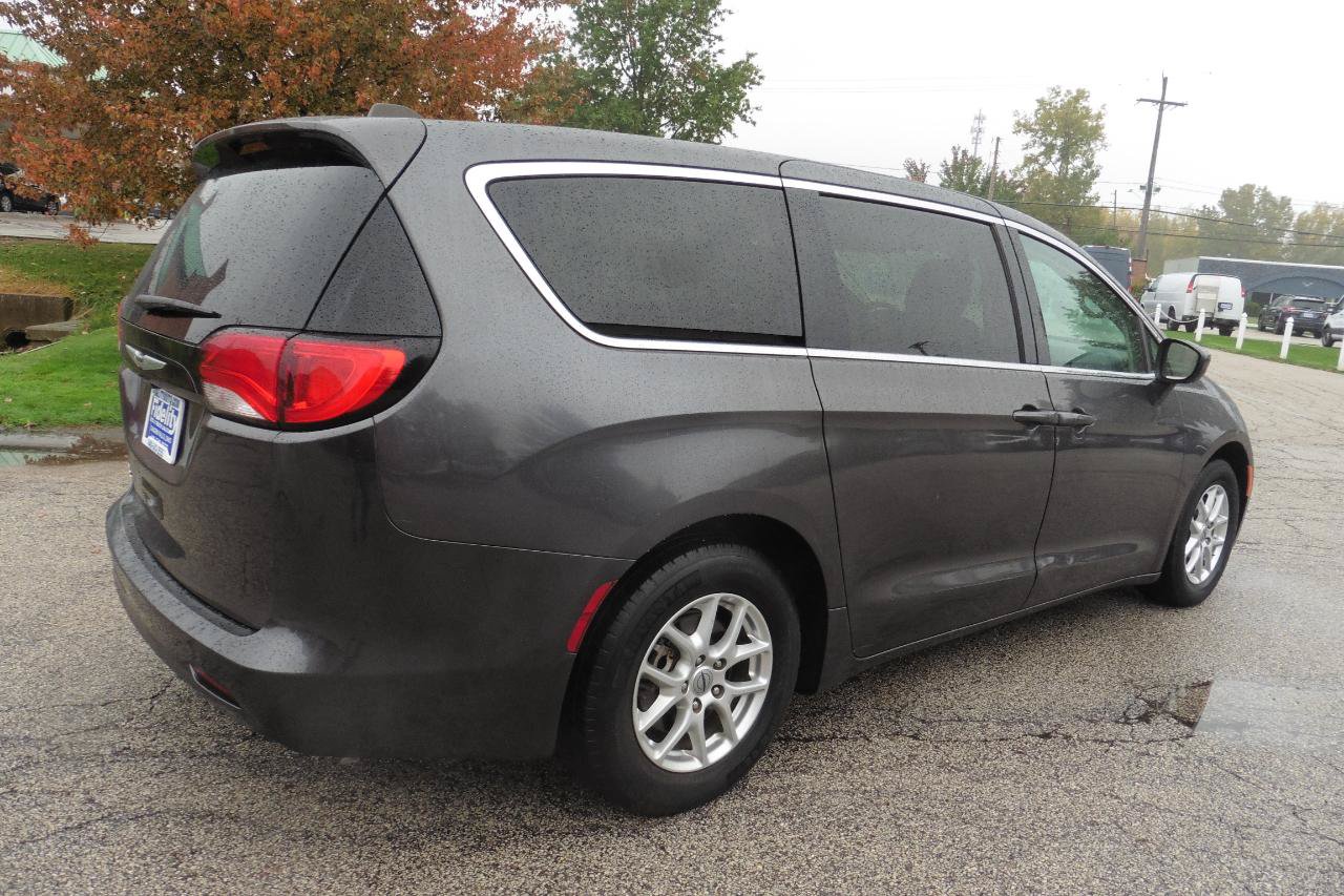 Used 2022 Chrysler Voyager LX FWD image 17