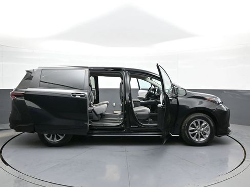 Certified 2025 Toyota Sienna LE image 42