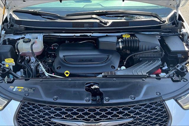 Used 2025 Chrysler Pacifica Limited FWD image 31