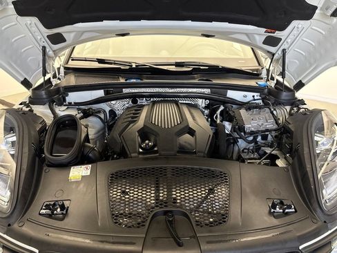 Certified 2023 Porsche Macan AWD/4WD image 12