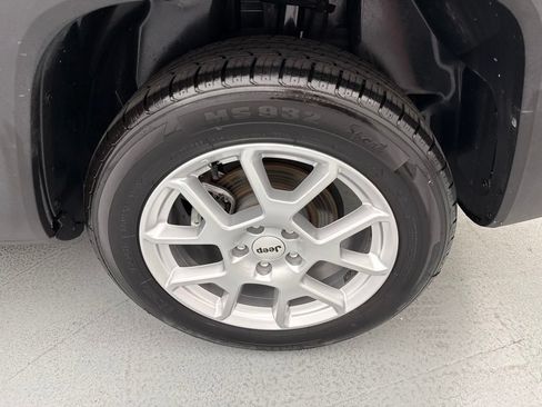 Used 2023 Jeep Renegade Latitude AWD/4WD image 6