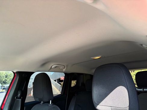 Certified 2021 Jeep Renegade Latitude FWD image 10