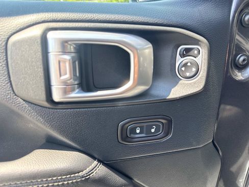 Used 2018 Jeep Wrangler Unlimited Sahara AWD/4WD image 18
