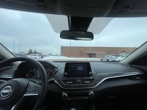 Used 2025 Nissan Altima 2.5 SV image 33