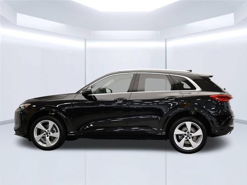 Used 2025 Audi Q5 Premium Plus w/ Premium Plus AWD/4WD image 2