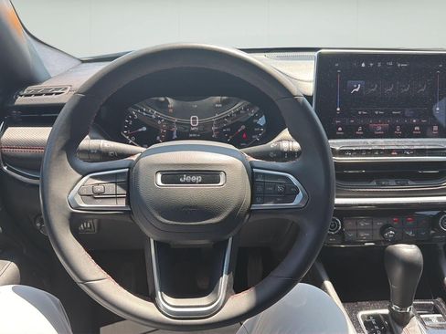 Used 2025 Jeep Compass Trailhawk AWD/4WD image 15