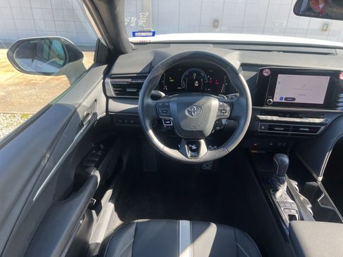 Used 2025 Toyota Camry SE image 11