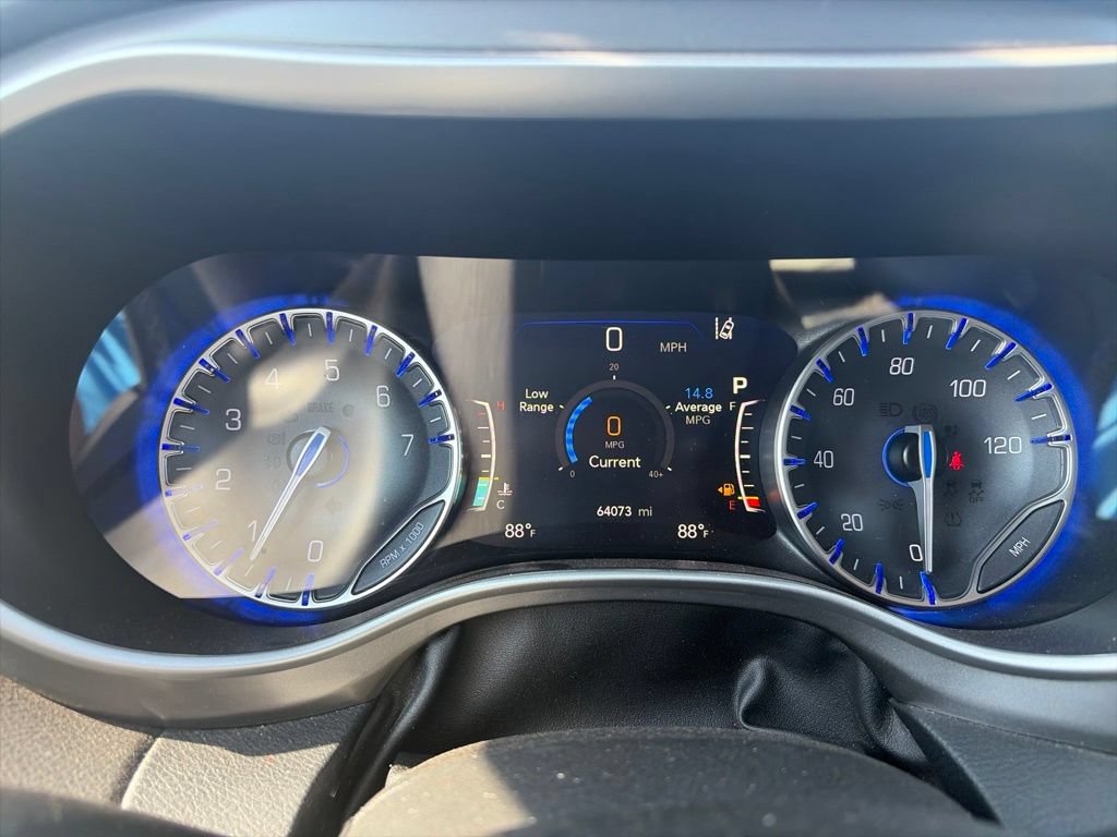 Used 2024 Chrysler Pacifica Touring-L FWD image 19