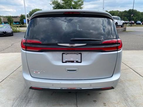 Used 2023 Chrysler Pacifica Touring-L FWD image 4
