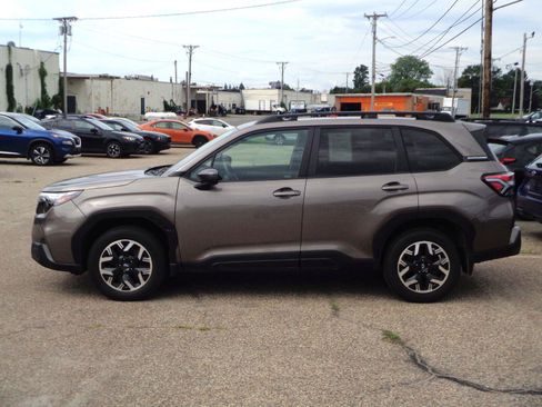 Used 2025 Subaru Forester Premium AWD/4WD image 5