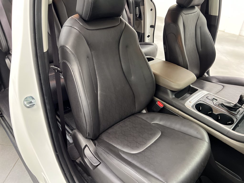 Used 2025 Kia Carnival FWD image 30