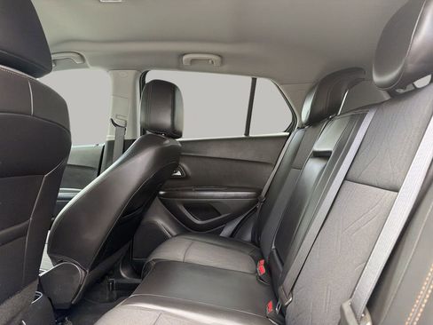 Used 2022 Chevrolet Trax LT w/ LT Convenience Package FWD image 16