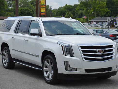 Used 2017 Cadillac Escalade ESV Luxury AWD/4WD image 2