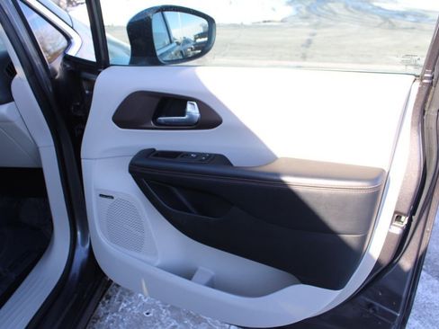 Used 2018 Chrysler Pacifica Touring-L Plus w/ Tire & Wheel Group image 20