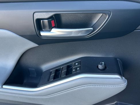 Used 2023 Toyota Highlander L image 11