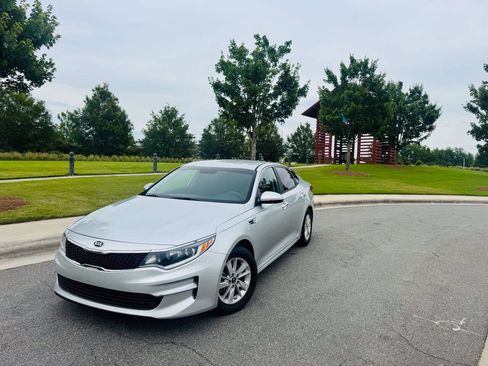 Used 2018 Kia Optima LX FWD image 2
