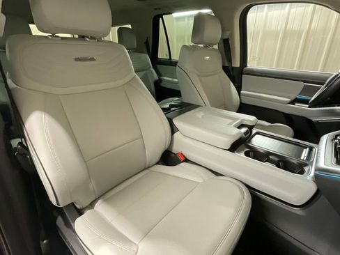 Used 2025 Ford Expedition Platinum w/ Platinum Ultimate Package AWD/4WD image 15
