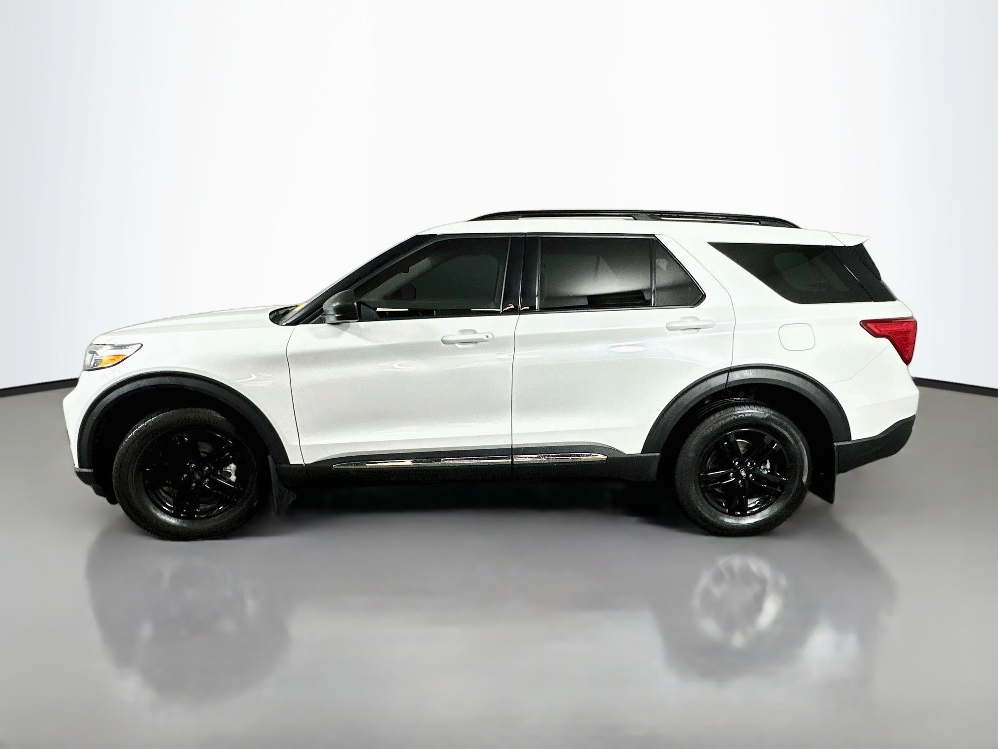 Used 2023 Ford Explorer XLT w/ Equipment Group 202A AWD/4WD image 4