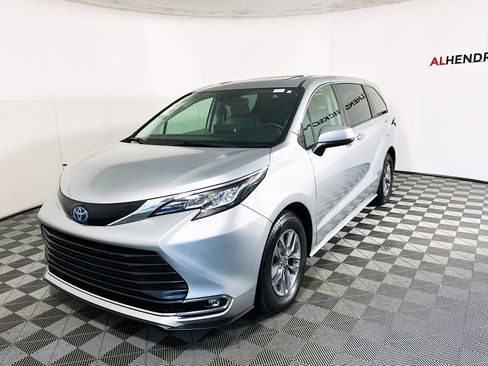 Used 2023 Toyota Sienna XLE image 7