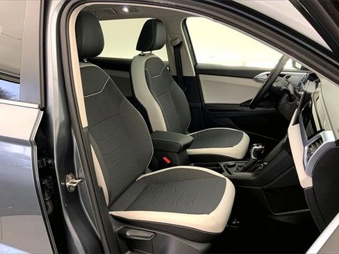 Used 2025 Volkswagen Taos SE w/ Panoramic Sunroof Package image 7