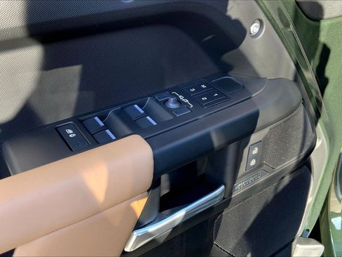 New 2026 Land Rover Defender 110 X-Dynamic SE image 21