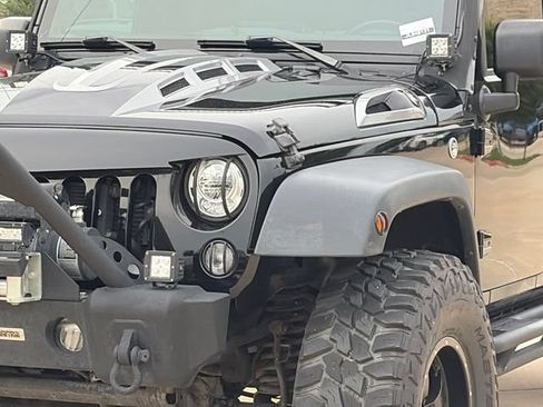 Used 2018 Jeep Wrangler Unlimited Rubicon w/ Connectivity Group AWD/4WD image 4