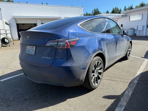 Used 2024 Tesla Model Y Long Range AWD/4WD image 3