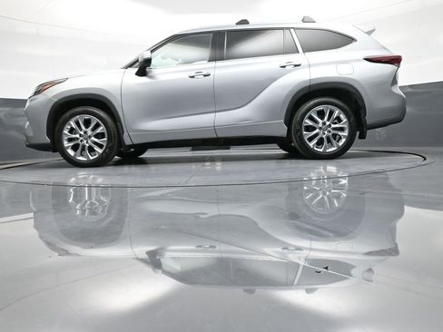 Certified 2024 Toyota Highlander Limited AWD/4WD image 35