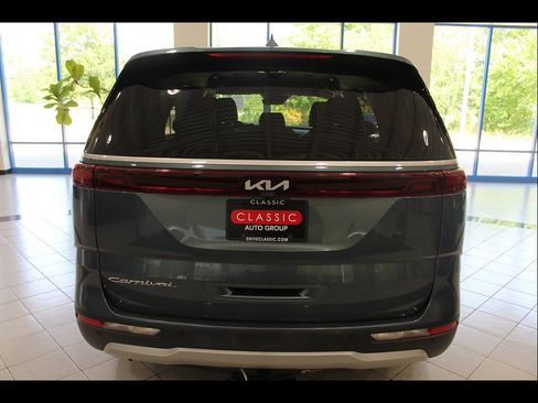 Used 2022 Kia Carnival EX FWD image 6