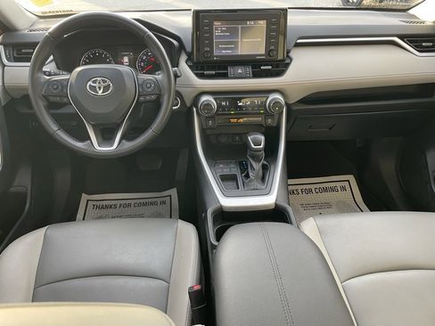 Used 2021 Toyota RAV4 XLE Premium image 23