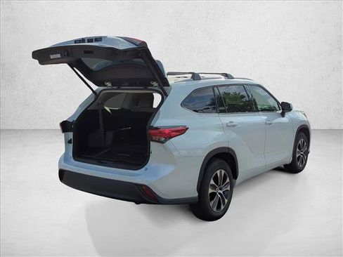 Used 2022 Toyota Highlander XLE FWD image 8
