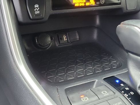 Used 2019 Toyota RAV4 XLE Premium FWD image 29