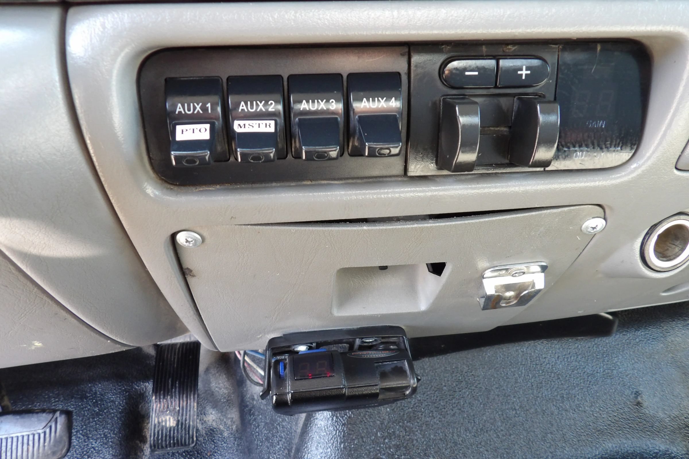 Used 2007 Ford F550 2WD Regular Cab Super Duty image 35