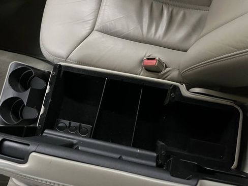 Used 2005 Lincoln Town Car Signature Limited image 37