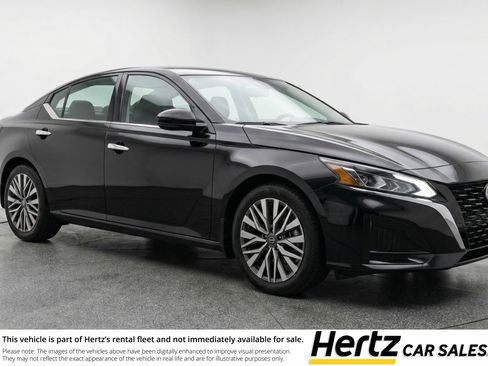 Used 2025 Nissan Altima 2.5 SV FWD image 1