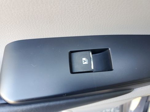 Used 2019 Toyota Highlander Limited image 16