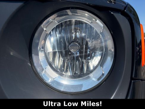 Used 2017 Jeep Renegade Altitude AWD/4WD image 9