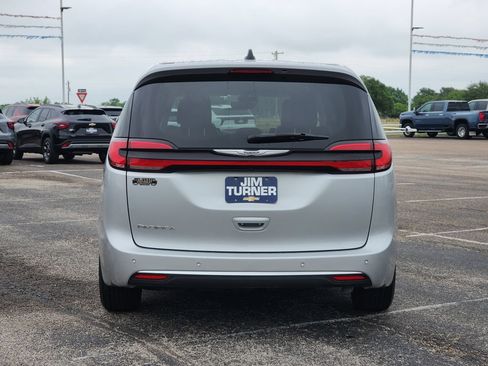 Used 2024 Chrysler Pacifica Touring-L FWD image 6