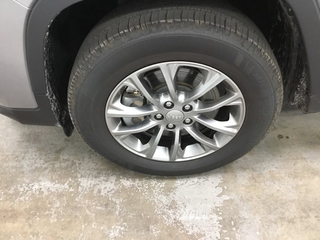 Used 2019 Jeep Cherokee Latitude Plus w/ Cold Weather Group AWD/4WD image 5