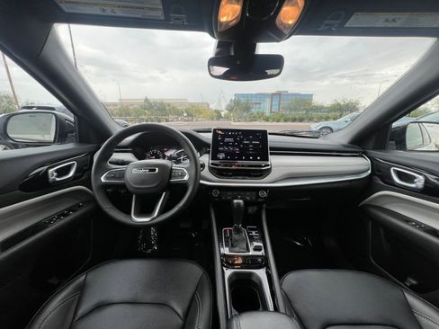 Used 2025 Jeep Compass Limited image 33